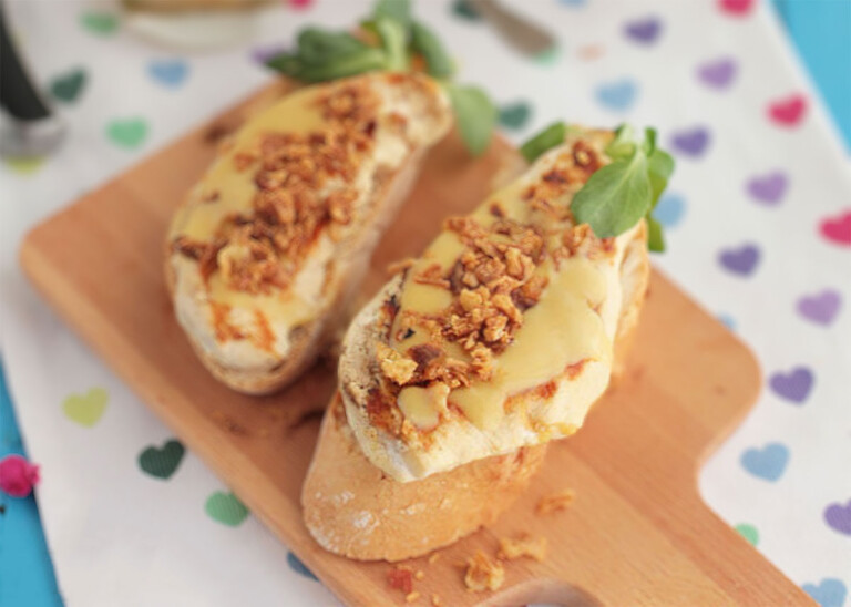 Tostas de pollo con mayonesa y mostaza