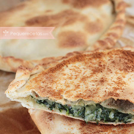 Calzone de espinacas, jamón y queso