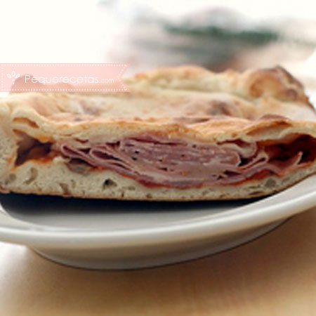 Calzone de mozarella y salami
