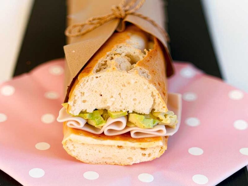 bocadillo de tortilla aguacate y pavo 7 recetas con pavo fáciles y ligeras para comer o cenar bocadillo de tortilla, aguacate y pavo