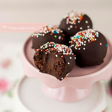 Desserts with strawberries: chocolate and strawberry cake balls