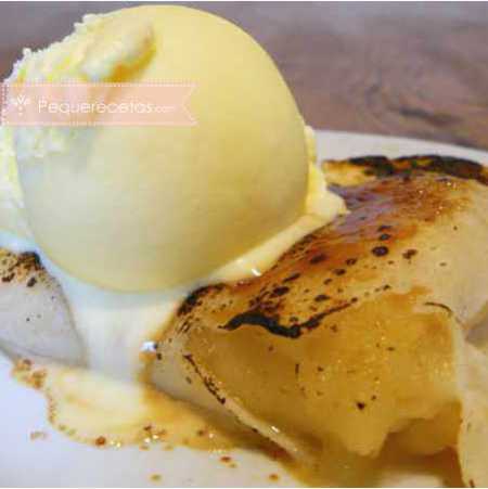 Crepes de manzana y nata con helado
