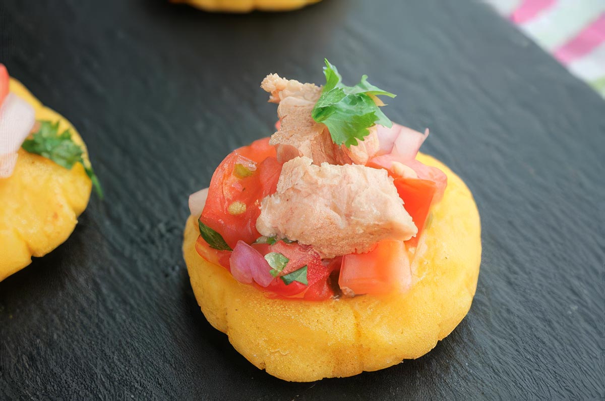 Arepas con atún y pico de gallo