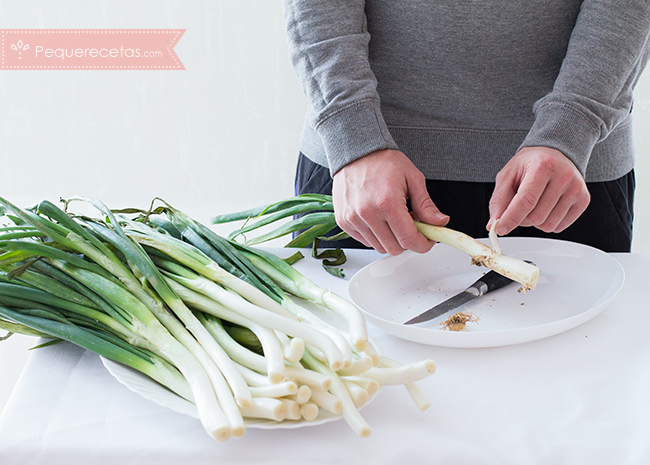 retirar primera capa de piel de los calçots
