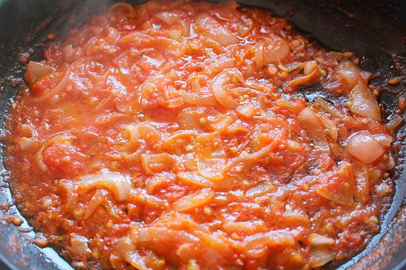 tomato sauce with onion
