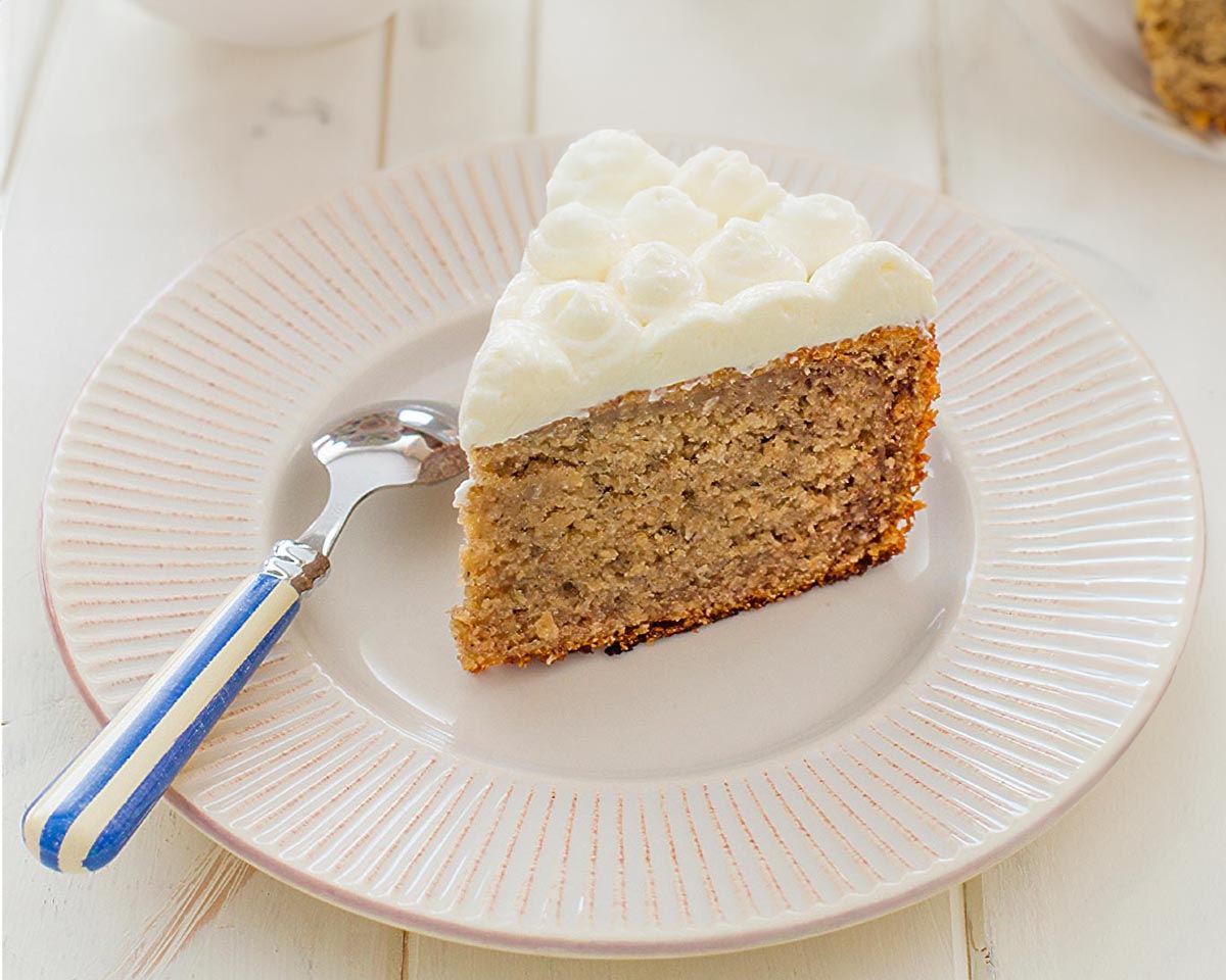 Bizcocho de plátano y coco rallado con frosting de queso crema