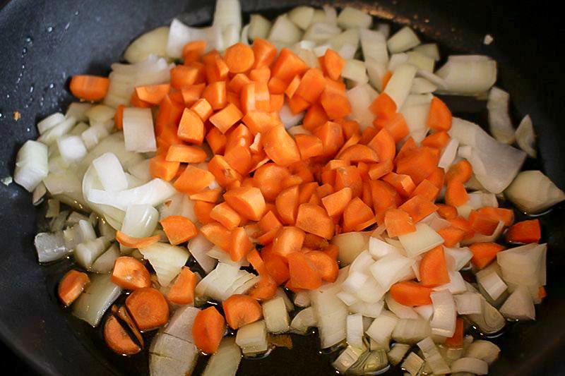 cebolla y zanahoria - Manitas de cerdo en salsa (receta tradicional de la abuela)