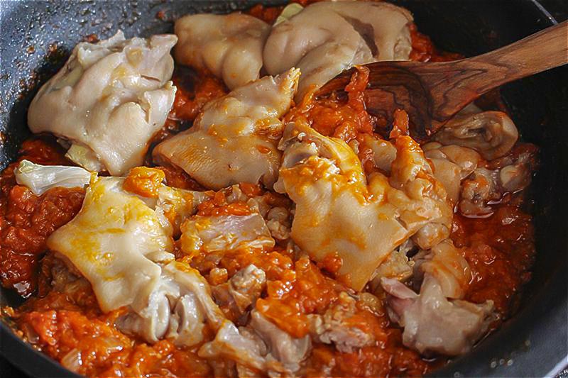 como hacer manitas de cerdo caseras con salsa - Manitas de cerdo en salsa (receta tradicional de la abuela)