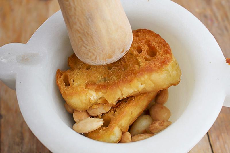 pan frito con almendras en mortero - Manitas de cerdo en salsa (receta tradicional de la abuela)
