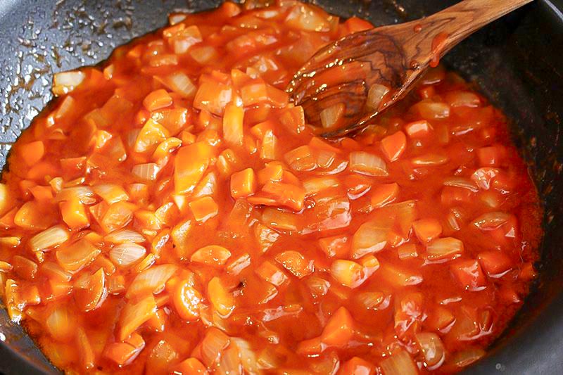 tomate frito con cebolla y zanahoria para guiso