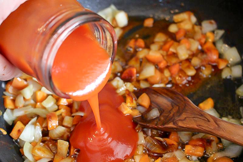 tomate frito para sofrito - Manitas de cerdo en salsa (receta tradicional de la abuela)