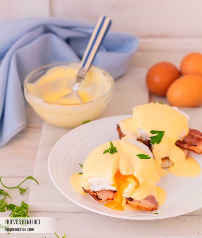 how to make eggs benedict with hollandaise sauce