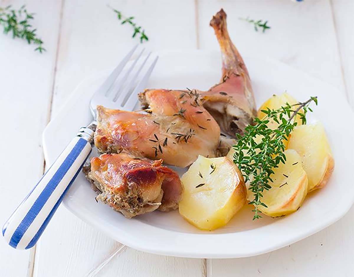 Conejo al horno con patatas (receta fácil de conejo asado) | PequeRecetas