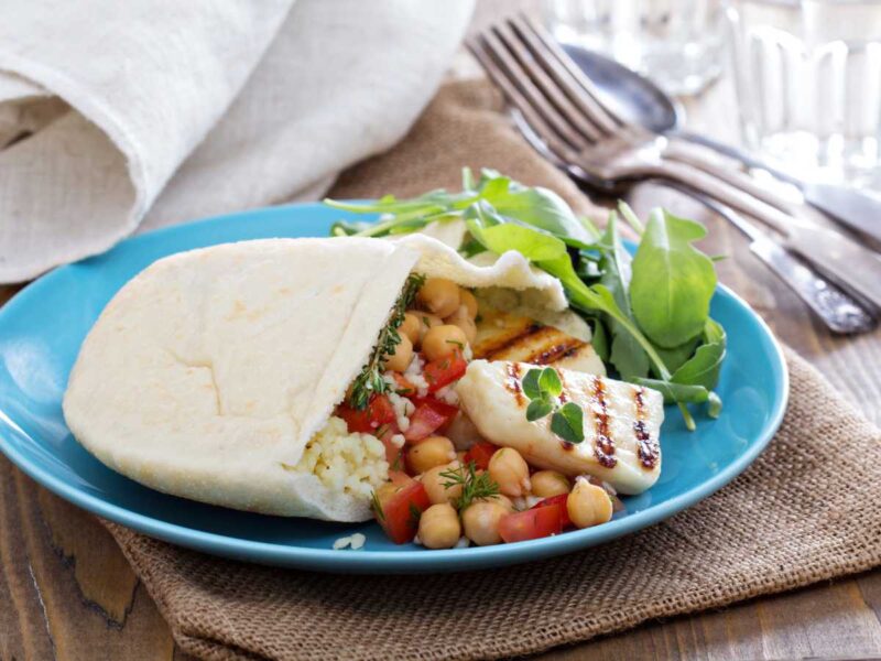 pan de pita relleno de garbanzos y cuscús