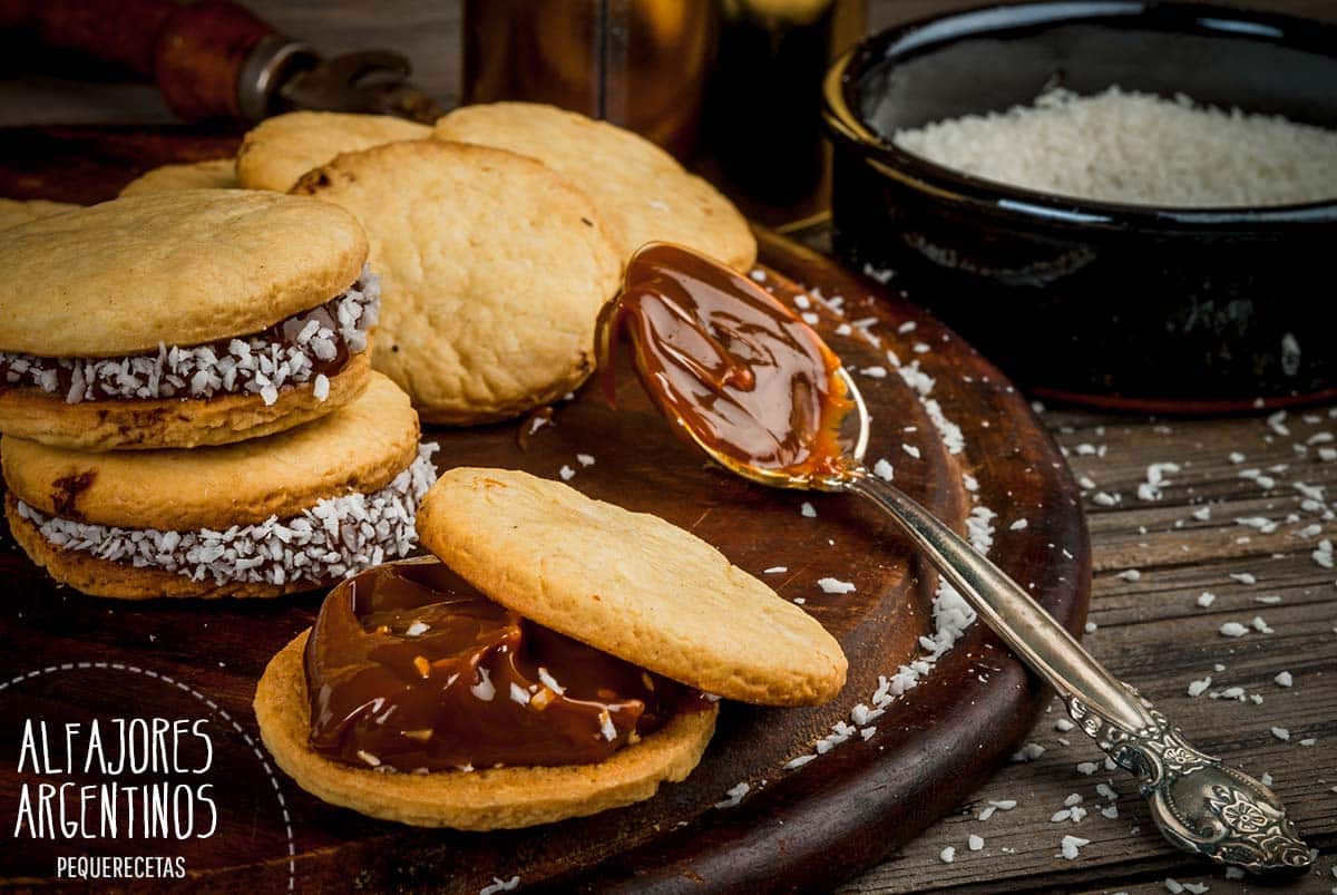 Alfajores de maicena argentinos rellenos con dulce de leche - PequeRecetas