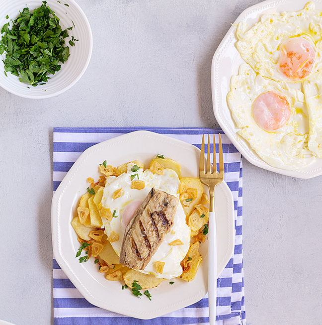huevos rotos con caballa al grill