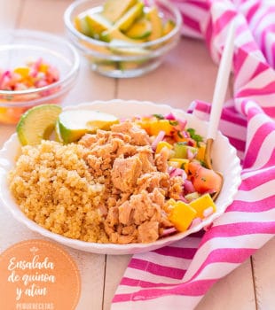 Ensalada de quinoa con atún, aguacate y mango