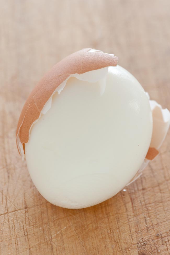 Cómo pelar un huevo duro