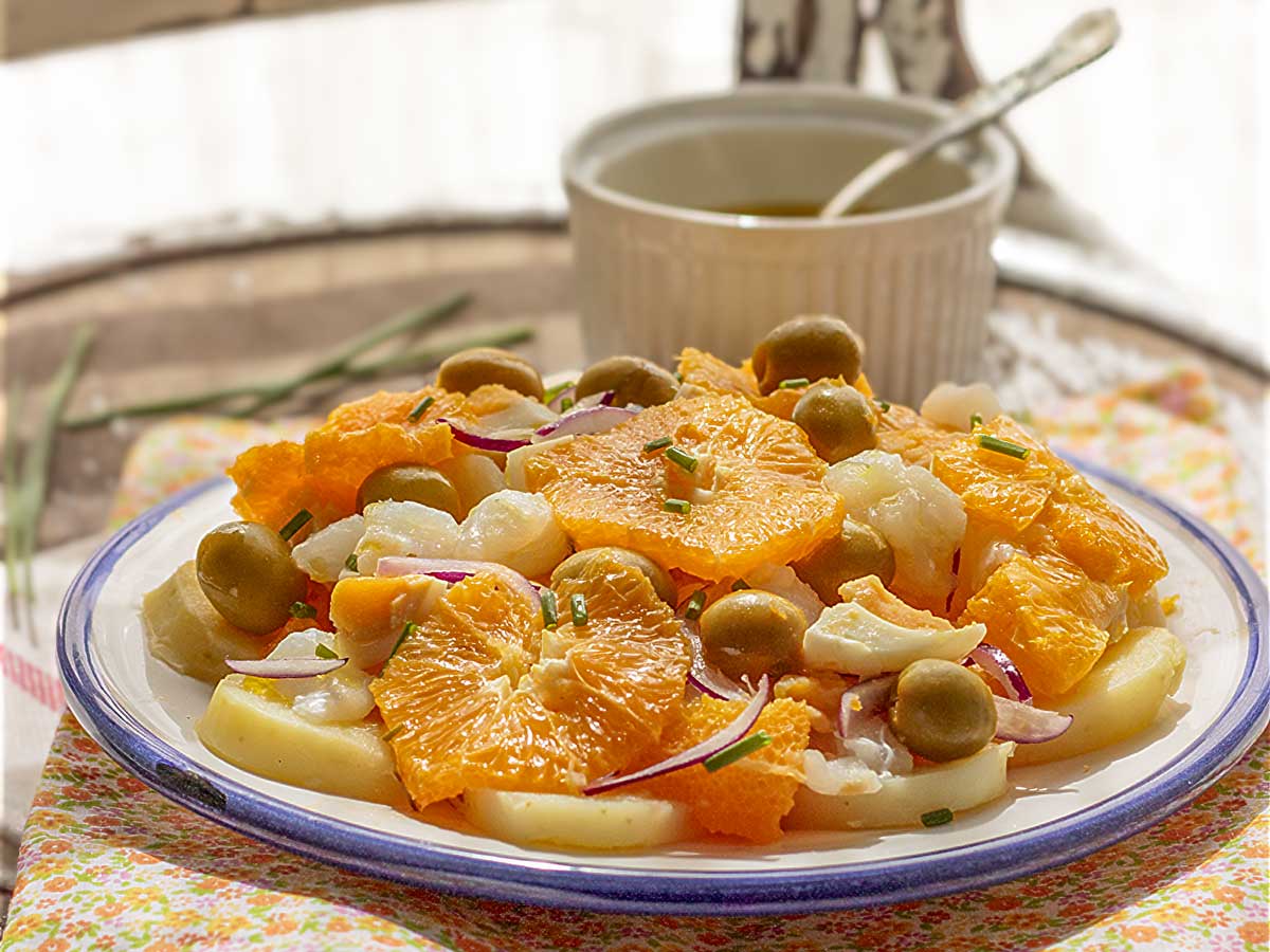 ensalada malagueña tradicional con bacalao y naranja