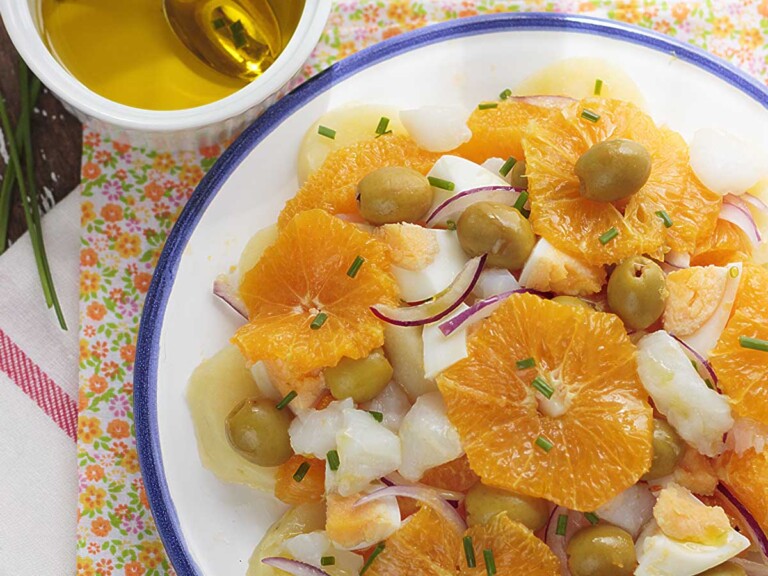 ensalada malagueña tradicional con naranja y bacalao