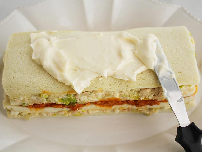 decoración pastel de pan de molde con atún