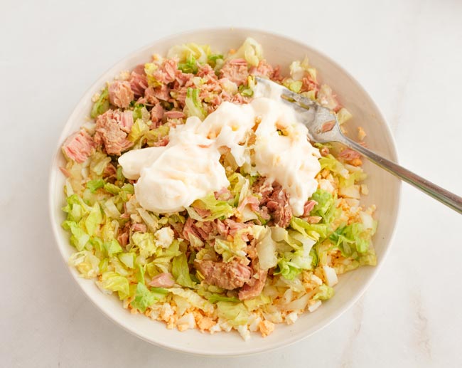 relleno pastel de atún con huevo y lechuga