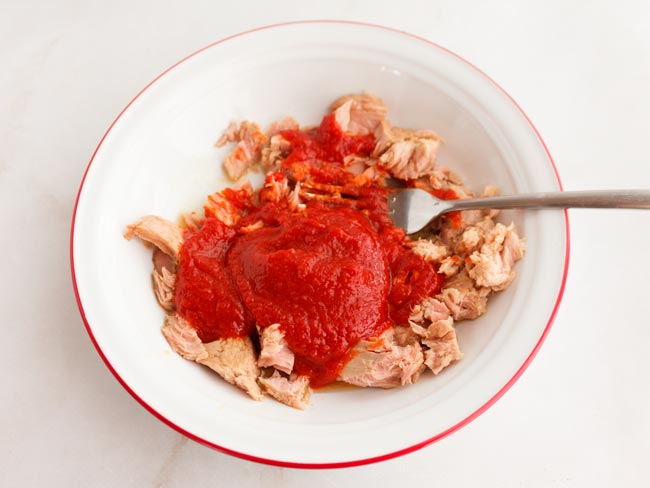 relleno pastel de atún con tomate