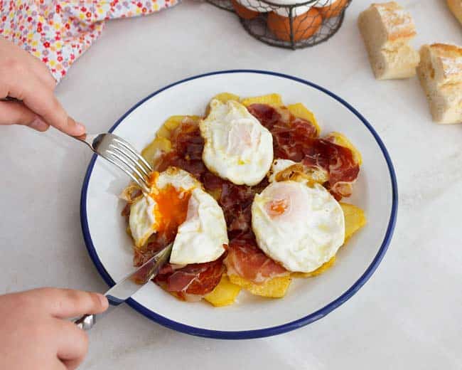 Huevos Rotos Con Jamon Y Patatas