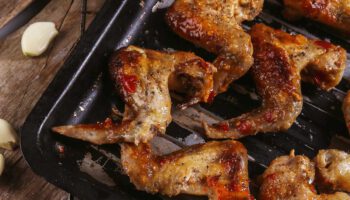 receita fácil de asas de frango assadas crocantes