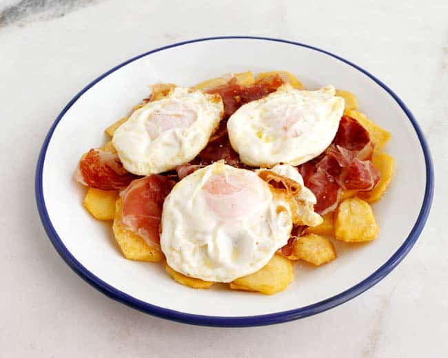 Huevos Rotos Fritos Con Jamón Y Patatas