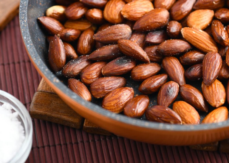 Cómo tostar almendras con sal