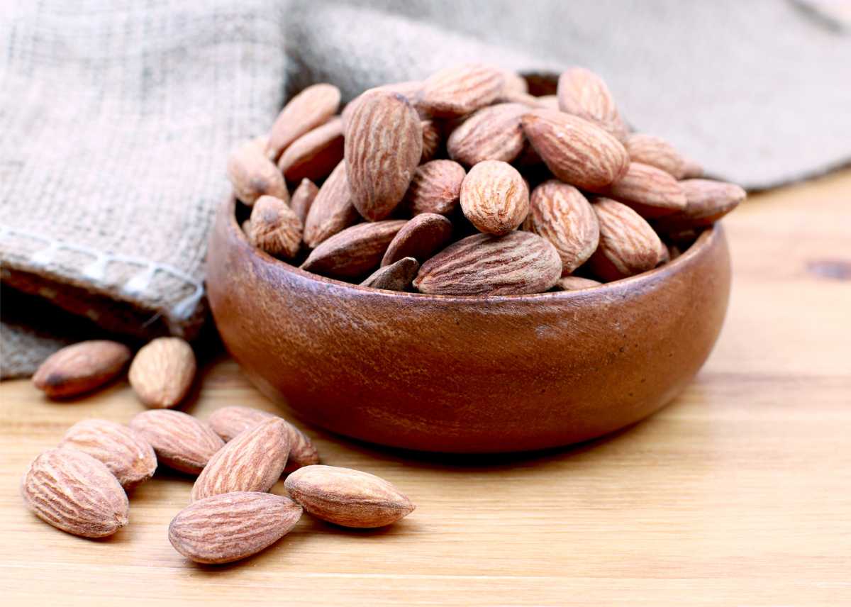 Cómo hacer almendras tostadas con piel
