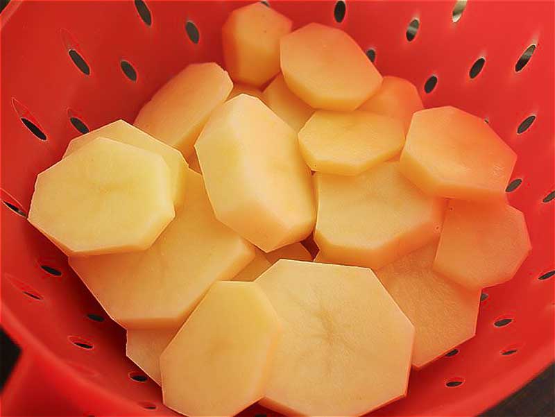 lavar y cortar patatas