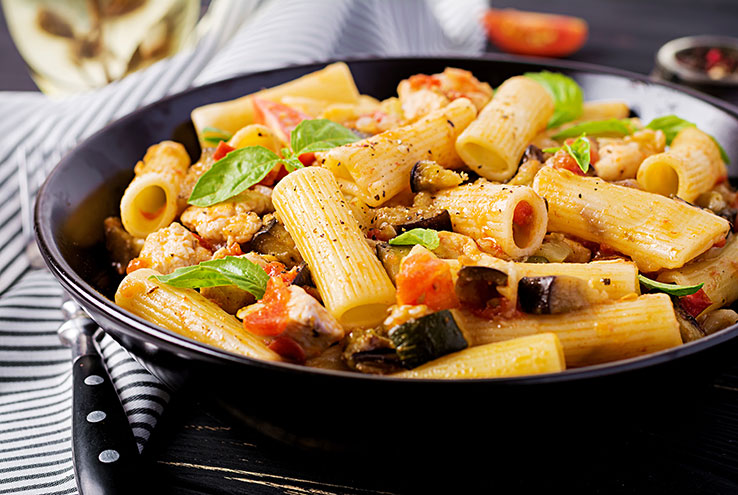 Pasta corta con pollo