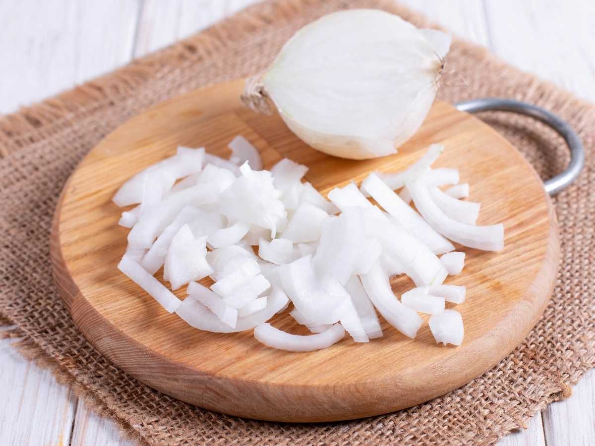 cortar cebolla en tiras Lomo a la naranja: receta fácil, rápida y deliciosa