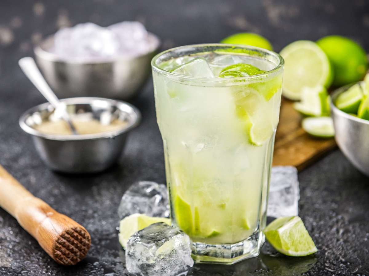 Cómo hacer CAIPIRINHA o CAIPIRIÑA (el cóctel brasileño más popular)