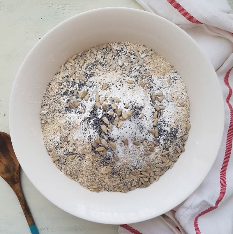 pan keto con harina de almendras y semillas