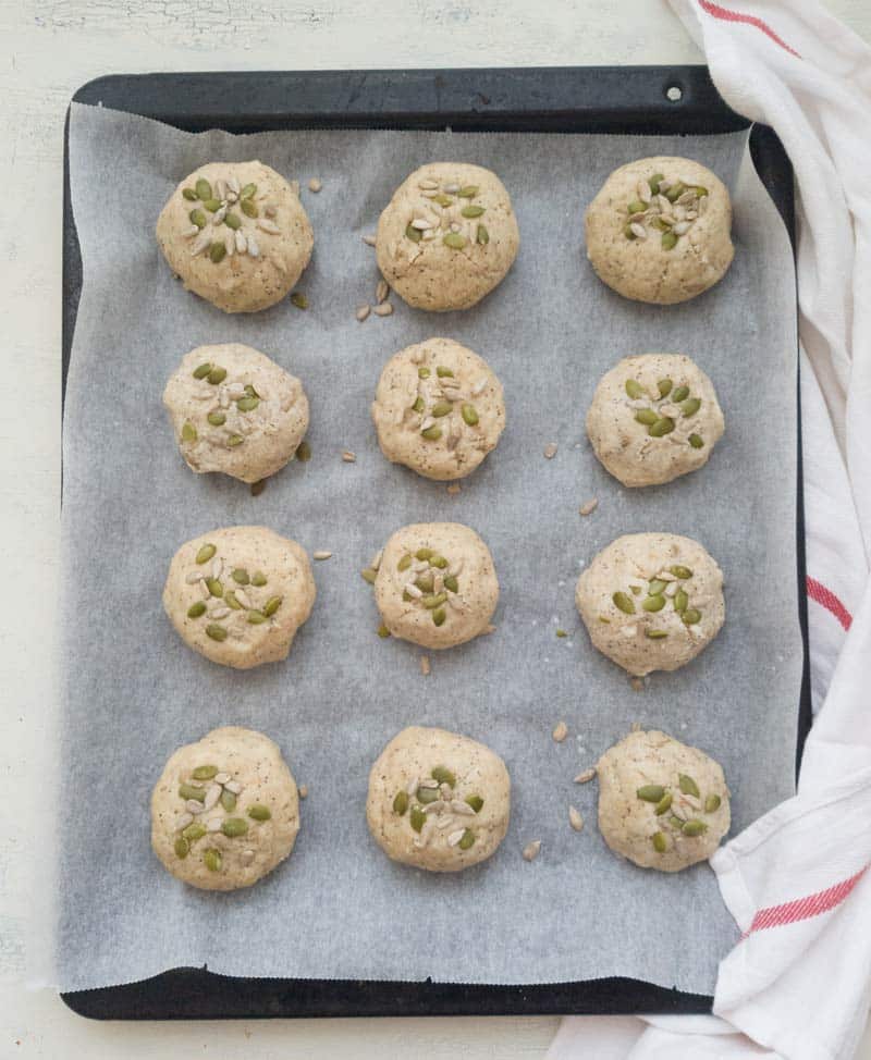 panecillos keto crujientes con semillas