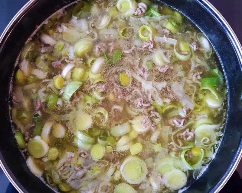 ingredientes sopa de puerros - Sopa de puerros y queso con carne picada (receta fácil y rápida) Como hacer sopa de puerros y queso
