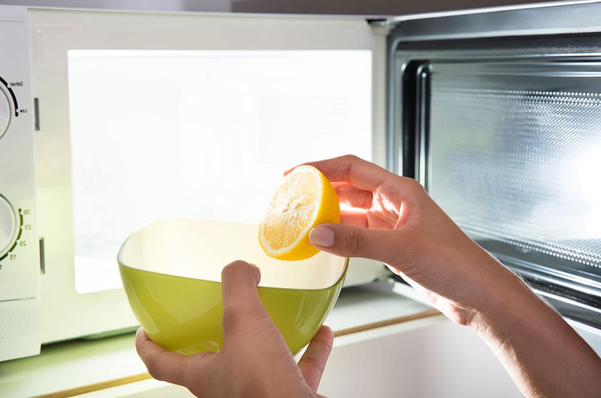 Cómo limpiar el microondas con limón