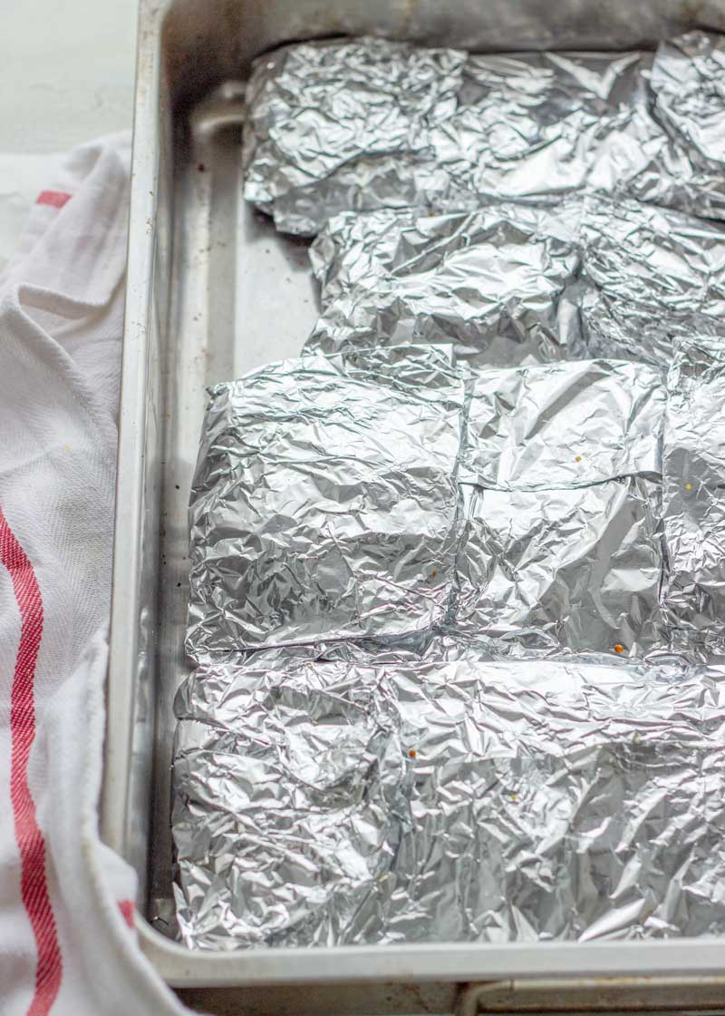 costillas de cerdo asadas en papel de aluminio