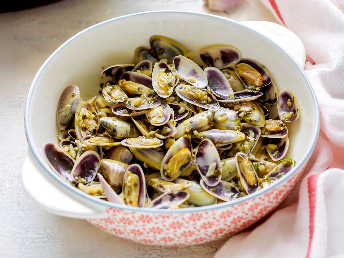 Coquinas al ajillo (receta tradicional fácil y rápida)