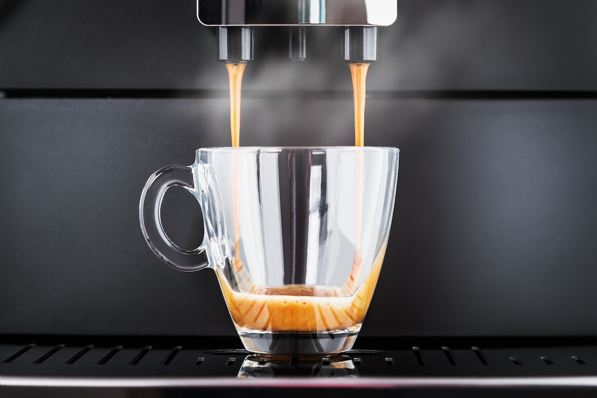 Con esta cafetera manual de Cecotec podrás personalizar tus espressos y  lattes a un precio rebajado de 99 euros