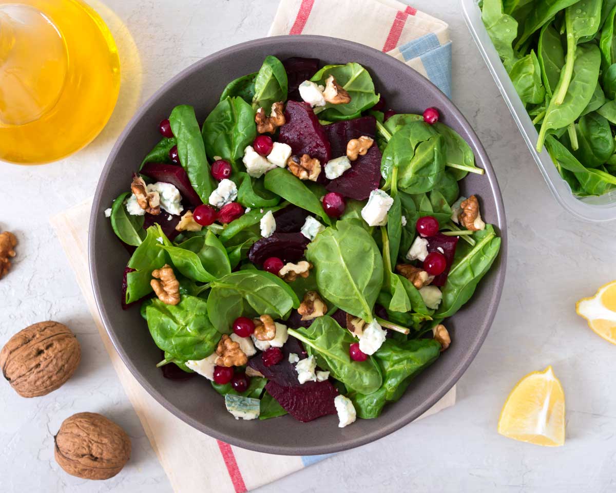 spinach salad with goat cheese and walnuts