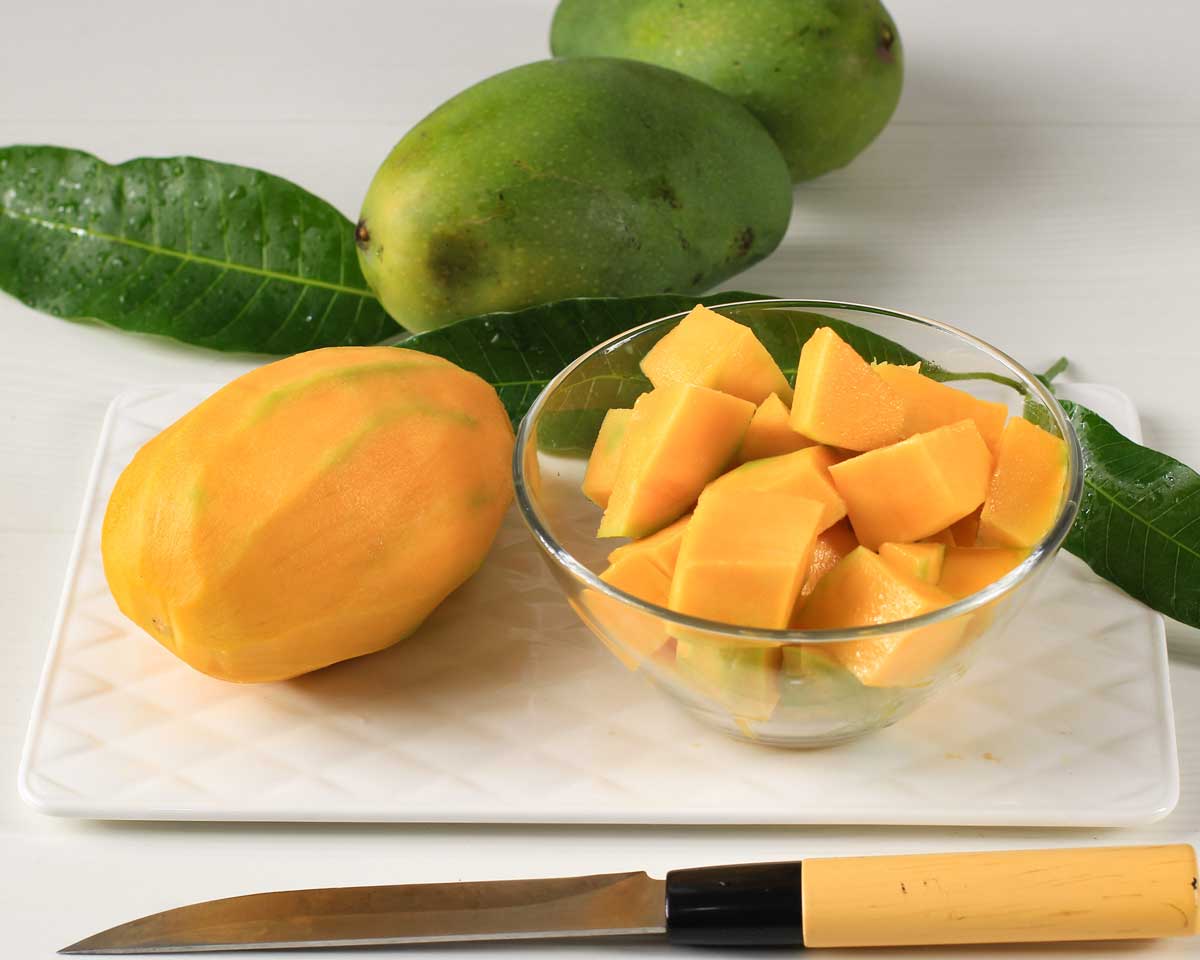 fruta de mango pelada