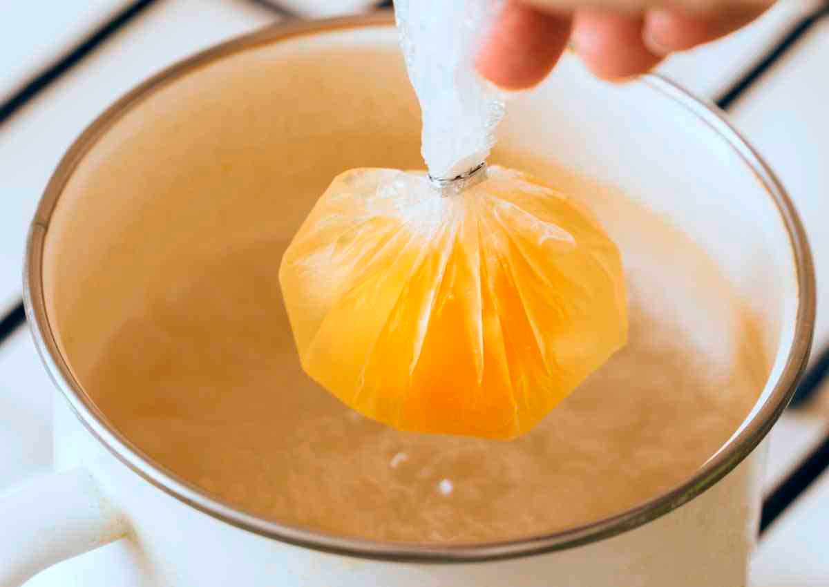 como hacer huevo escalfado con papel film