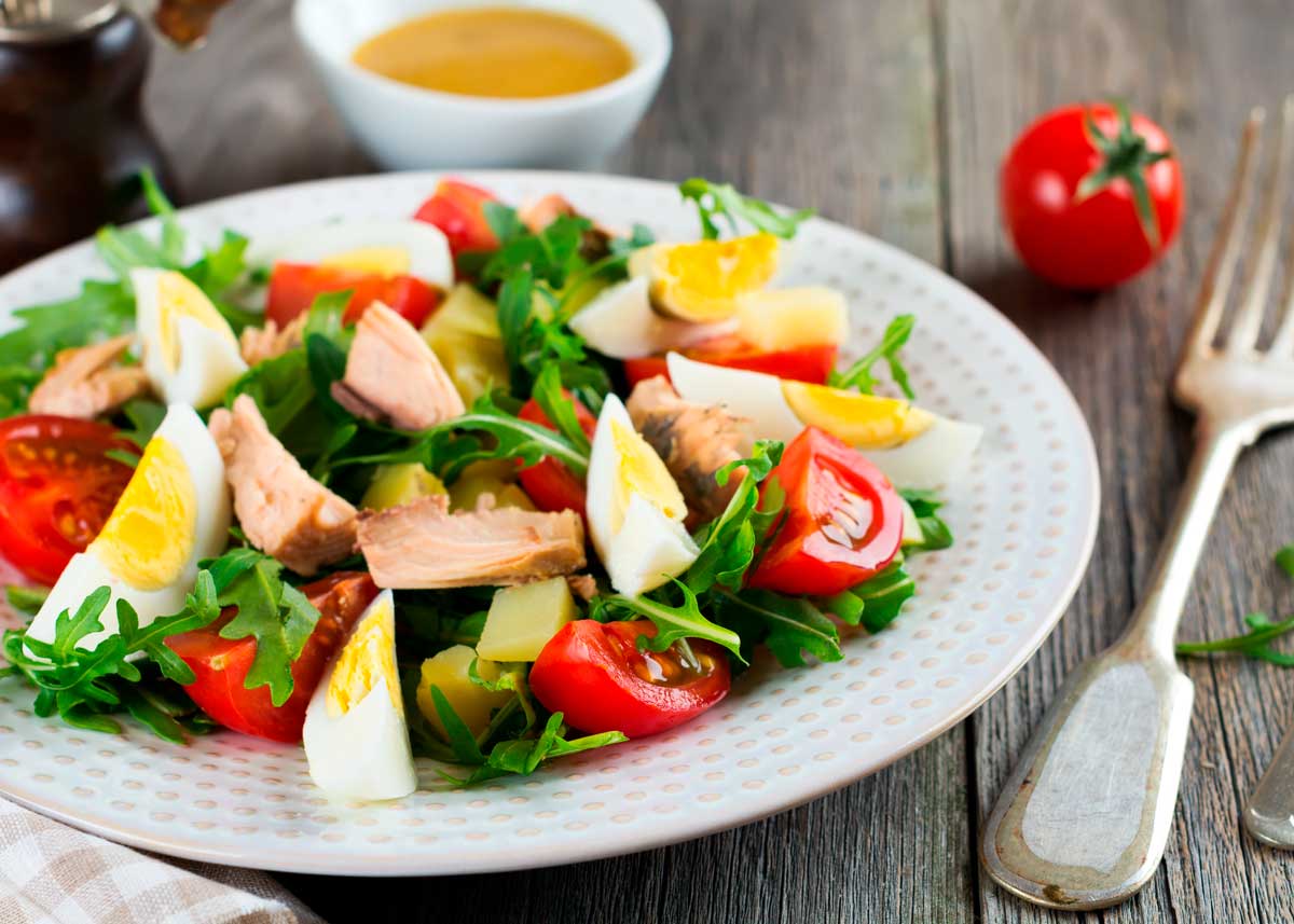 ensalada mixta con huevo