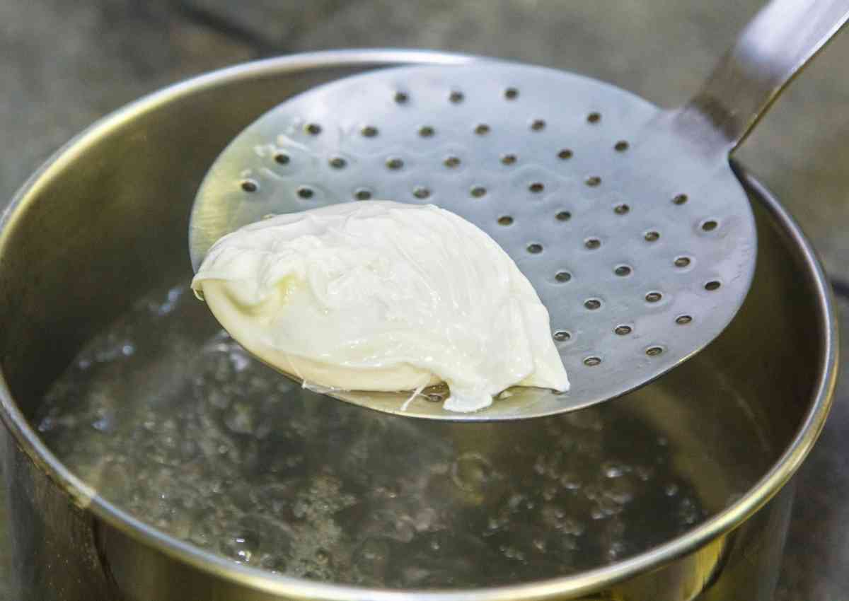 huevos escalfados de forma tradicional con agua y vinagre