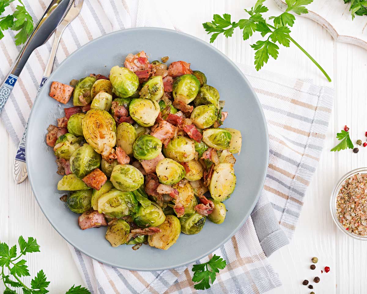 Coles de Bruselas salteadas con jamón