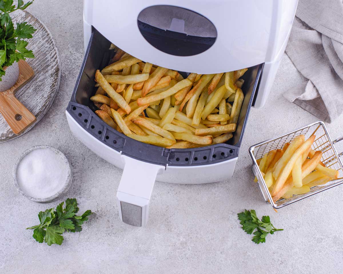 Patatas fritas crujientes en freidora de aire o airfryer